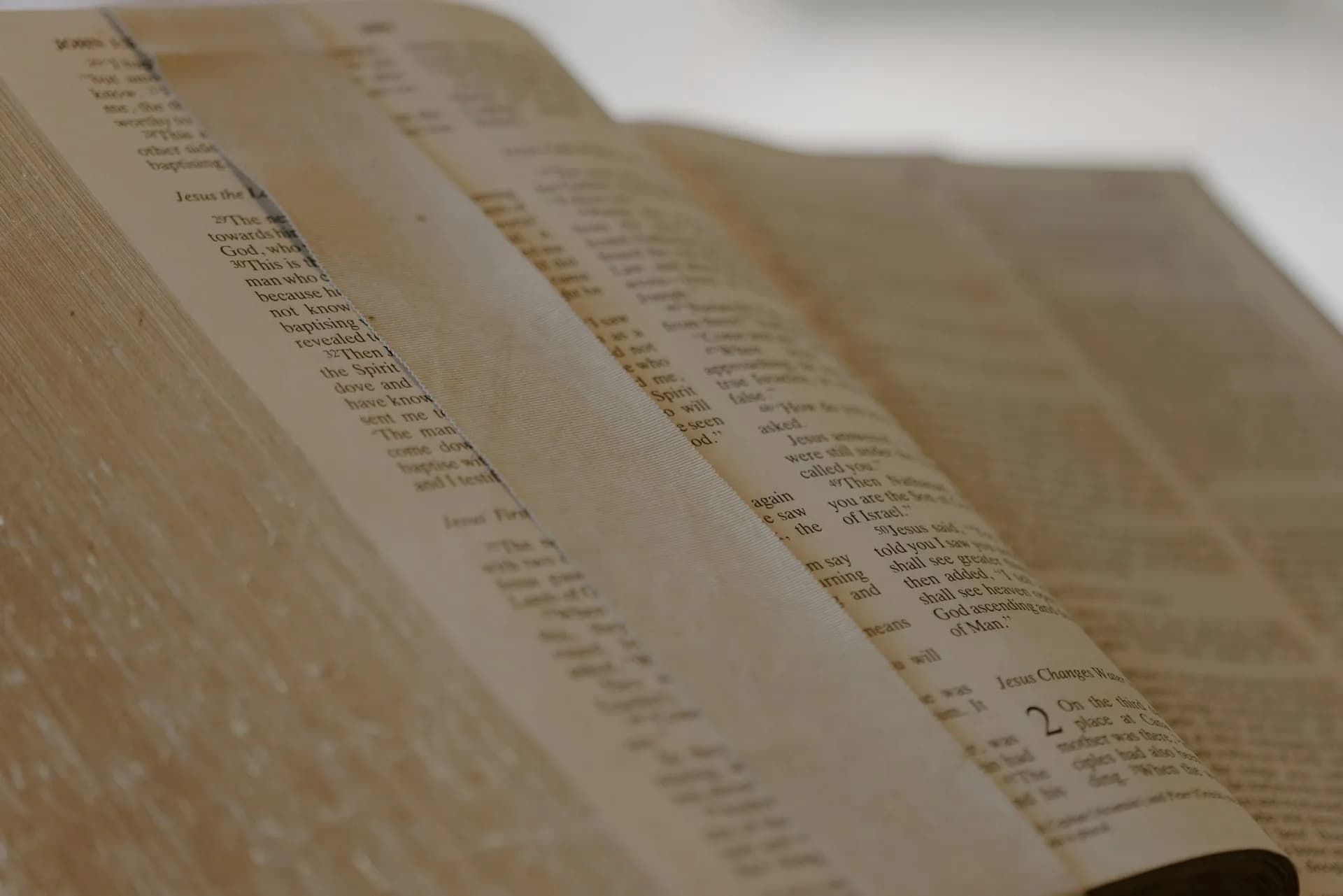 Antieke open bijbel bij het Evangelie van Johannes met vergeelde pagina's - catechismus bijbelstudie