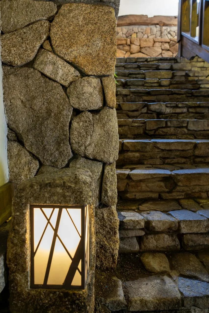 Stenen trap met brandende lantaarn - Uw woord is een lamp voor mijn voet (Psalm 119:105)