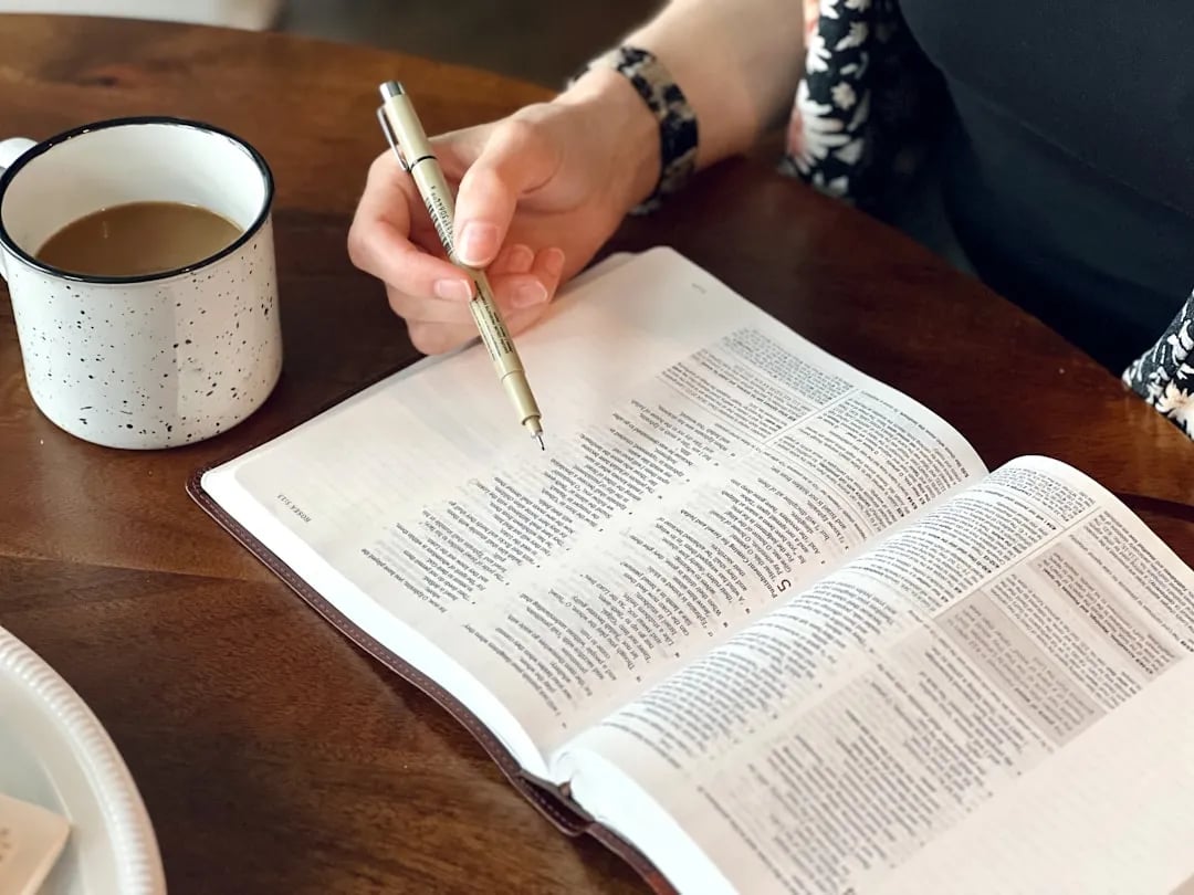 Bijbelstudie methoden: 7 bewezen manieren om de Bijbel te bestuderen (met voorbeelden)